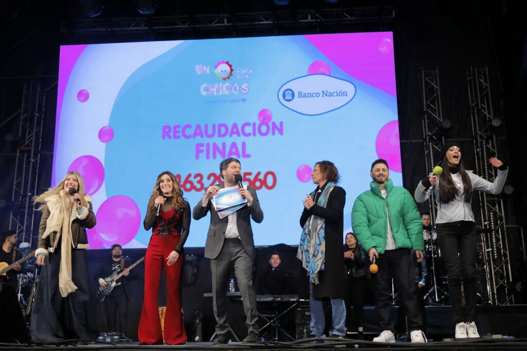 Six presenters on-stage for Unicef Argentina's telethon.
