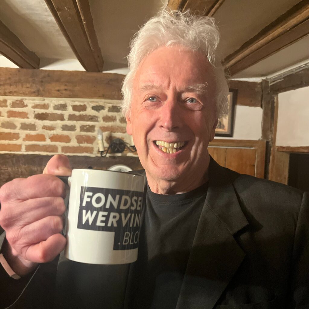 Ken Burnett proudly holds his Fondsenwerving.blog mug