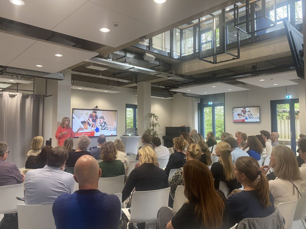 Ilse Beckers of Cliniclowns presenting at the launch of 'Great Fundraising Organizations' in Amsterdam.